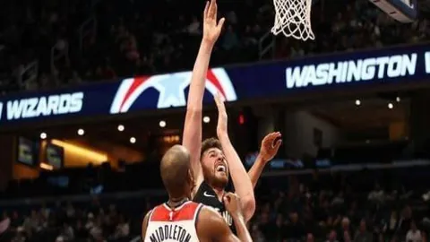 沙特几乎遭快速反击，高准翼铲球失误，蒋圣龙迅速解围力挽狂澜！